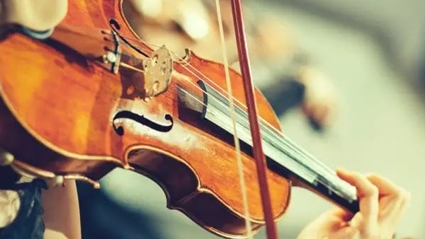 girl playing violin
